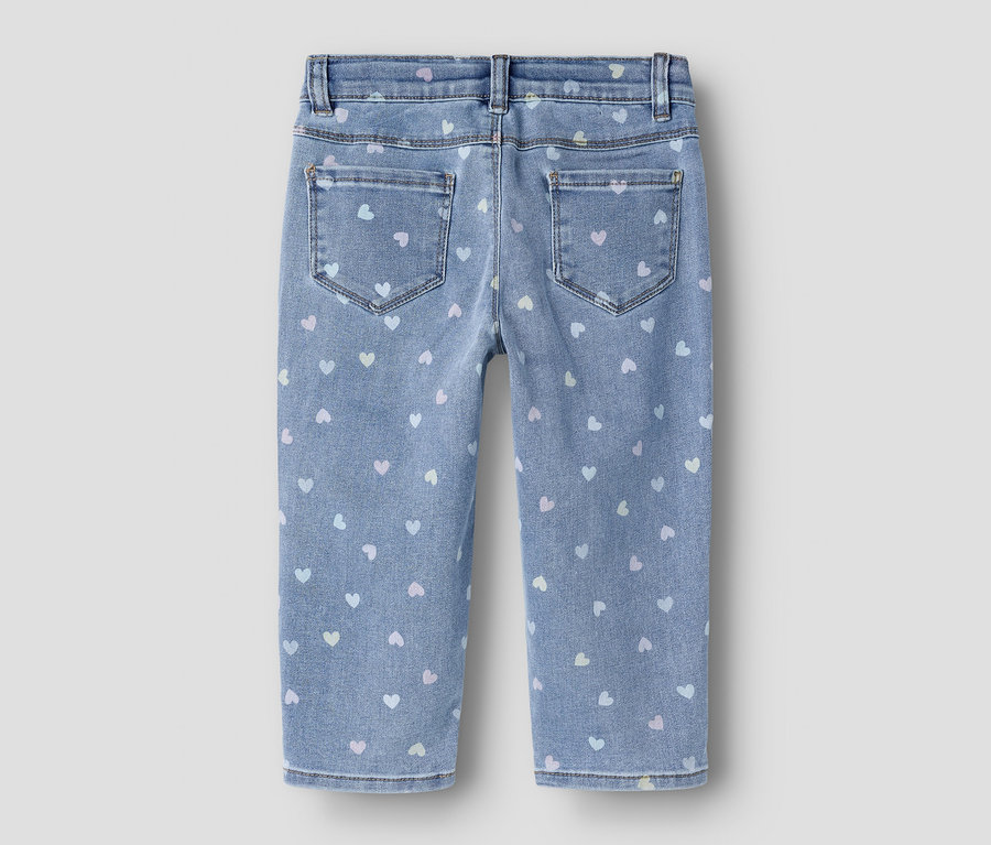 Jean en denim bleu clair avec un motif de petits cœurs pastel, vu de dos. Le jean a deux poches arrière.