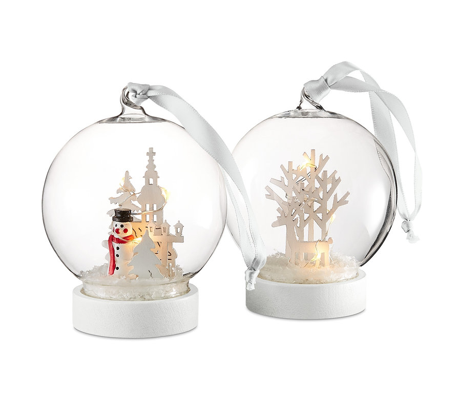 Deux boules de verre à LED. Une boule représente un bonhomme de neige et un château, l'autre un arbre.
