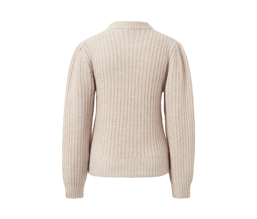 Détail d'un pull en grosse maille avec de la laine, crème.