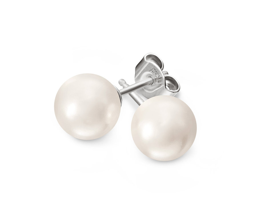 Deux clous d’oreilles en argent 925 avec perle fantaisie sur fond blanc.