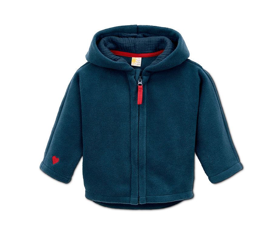 Une jaquette en polaire bleu marine avec capuche et fermeture éclair rouge.