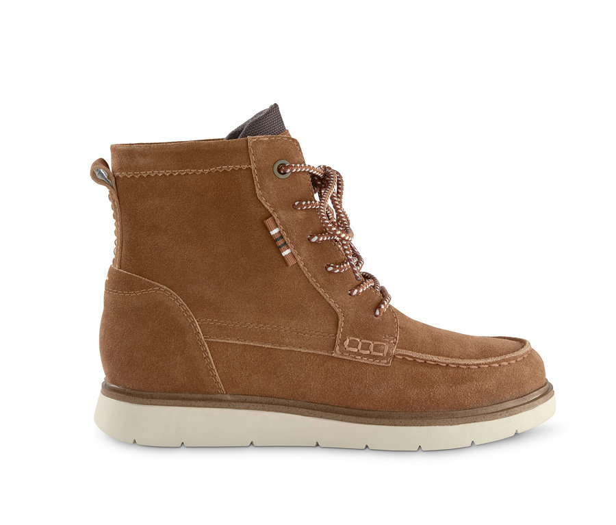 Une bottine marron en cuir velours avec des lacets marron et une semelle blanche.