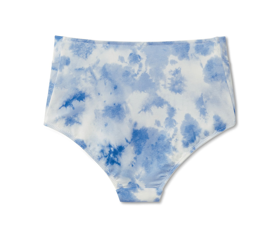Gros plan d'une culotte taille haute avec un motif tie-dye bleu et blanc.