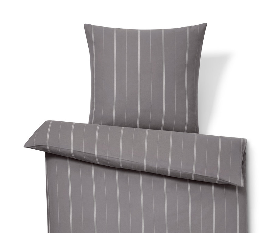 Parure de lit en flanelle grise à rayures verticales avec oreiller.