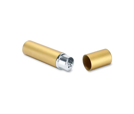 Un inhalateur de poche doré et son couvercle sont posés l'un à côté de l'autre sur un fond blanc.