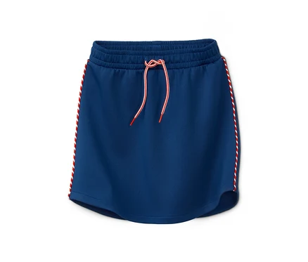 Une jupe de sport bleue en jersey avec des rayures rouges et blanches sur les côtés.