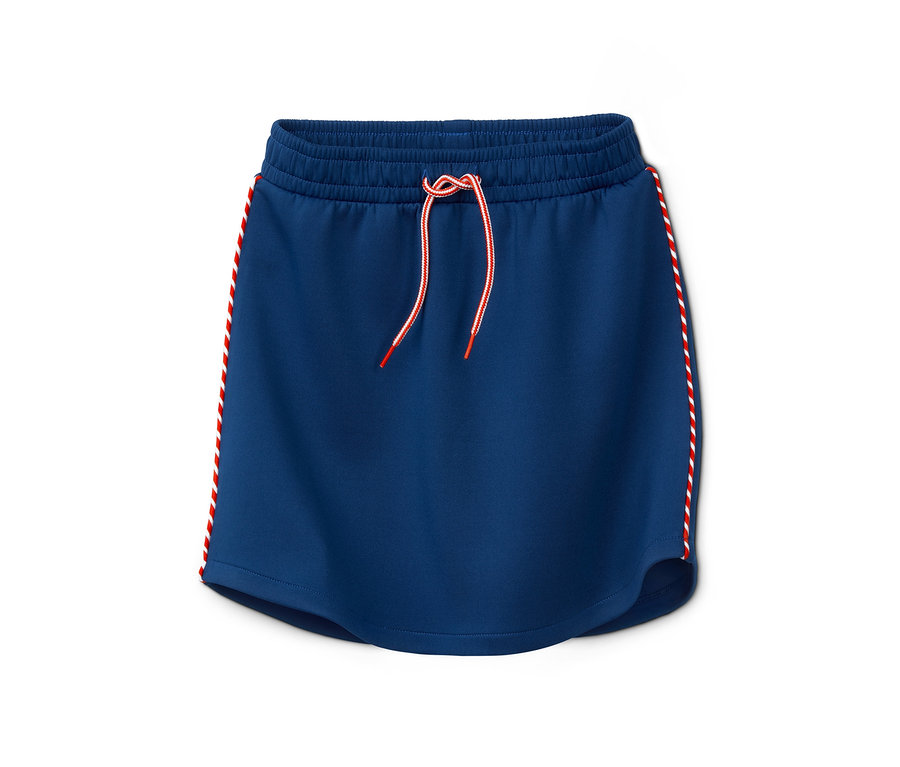 Une jupe de sport bleue en jersey avec des rayures rouges et blanches sur les côtés.