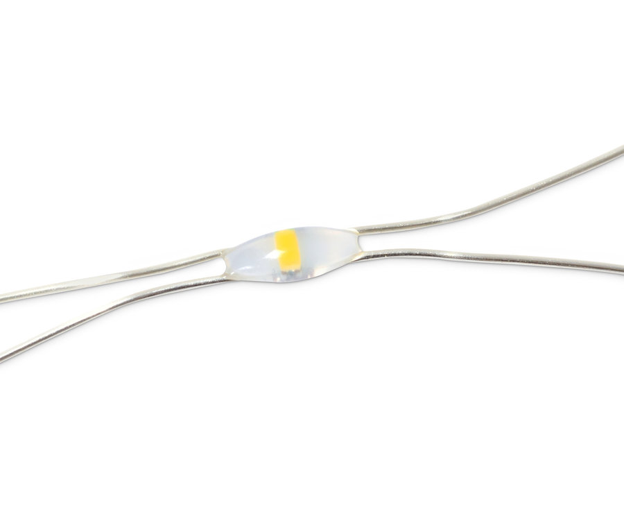 Détail d'une micro-guirlande lumineuse à LED « gouttes ».