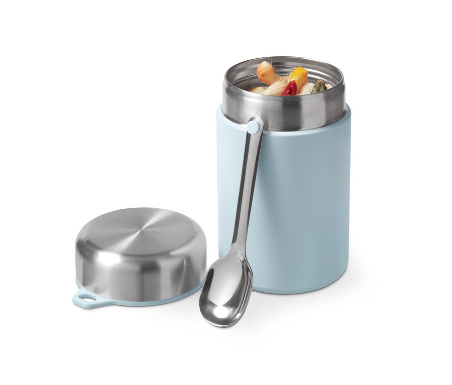 Un récipient thermo à emporter avec du contenu, à côté duquel se trouvent un couvercle et une cuillère.