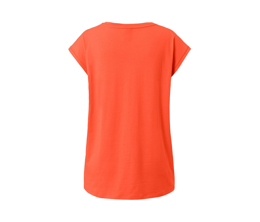 Détail d'un short de sport orange.