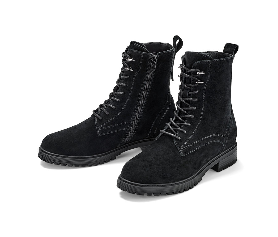 Deux bottines en cuir velours noires avec lacets et fermeture éclair.