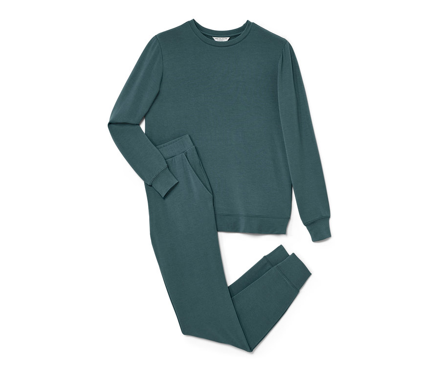 Un ensemble d’intérieur est présenté.