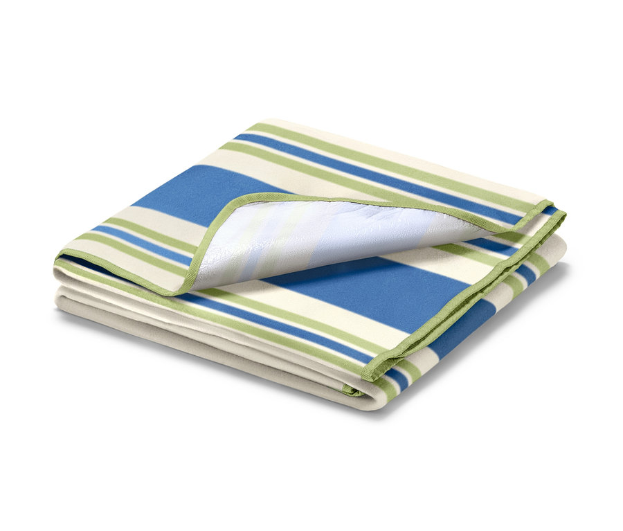 Nappe de pique-nique XL pliée avec des rayures bleues, vertes et blanches.