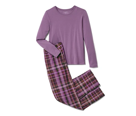Un pyjama violet à manches longues et un pantalon à carreaux sont posés sur un fond blanc.