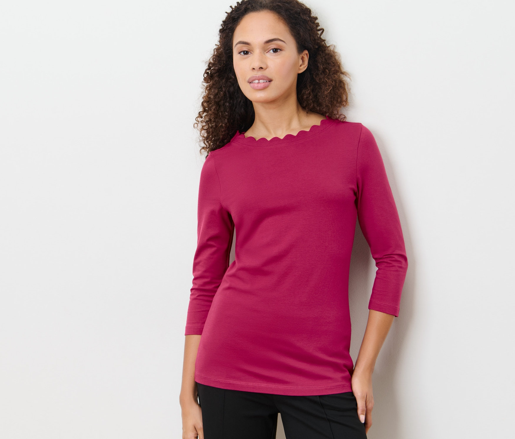 Femme posant en T-shirt manches 3/4, rouge framboise.