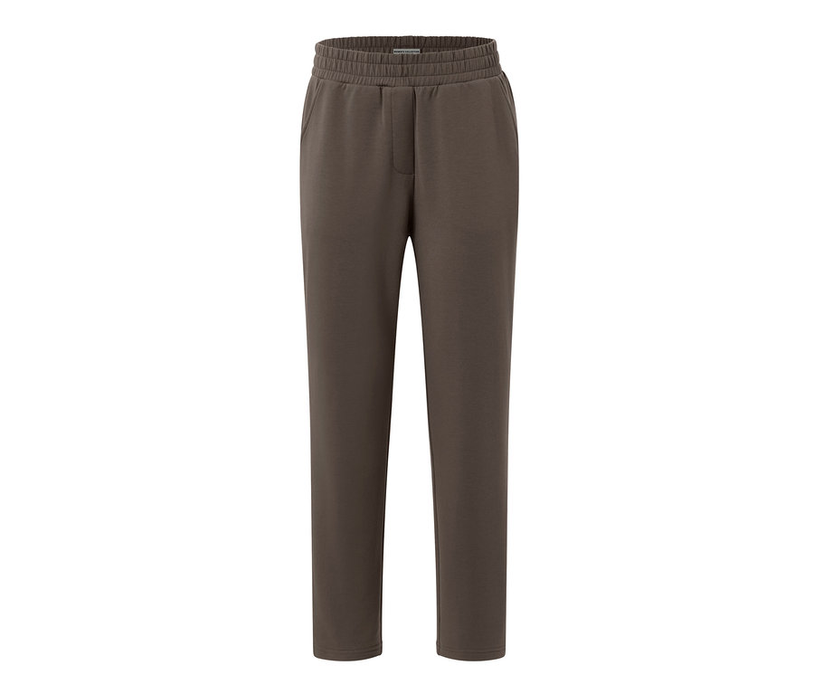 Pantalon de jogging marron sur fond blanc.