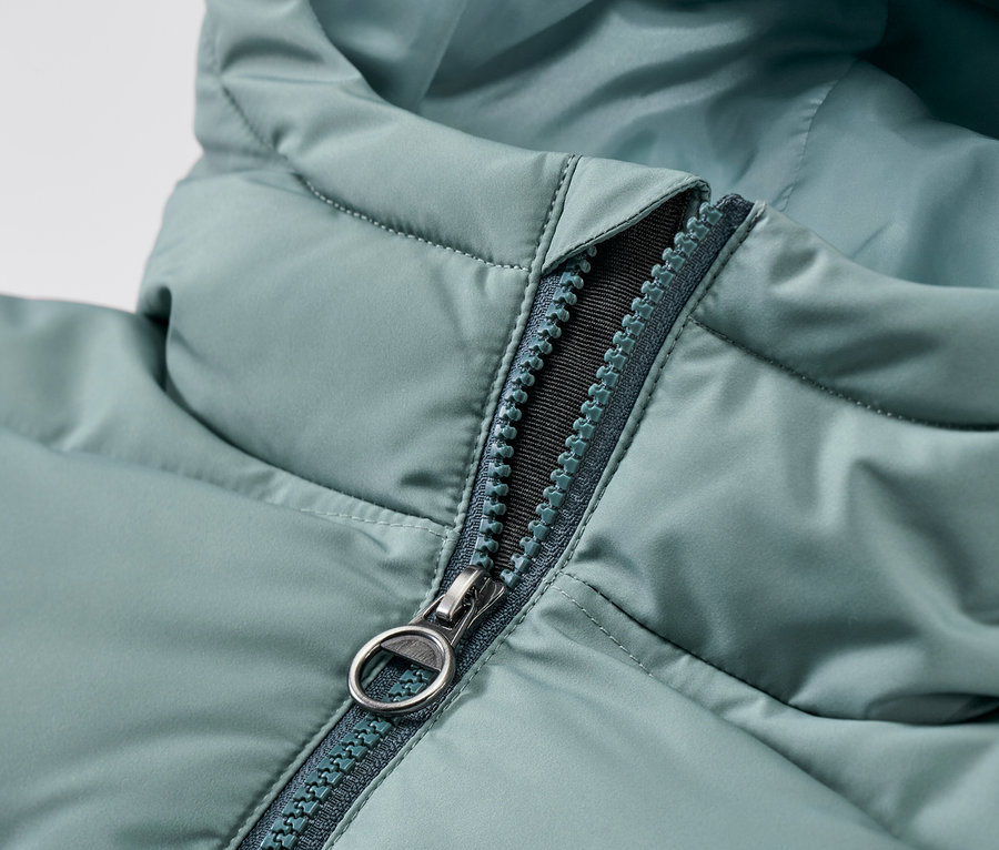 Gros plan sur un manteau thermique pour enfant, couleurs dégradées, avec fermeture éclair.