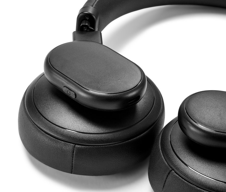 Gros plan sur un casque Bluetooth® noir avec fonction tactile.
