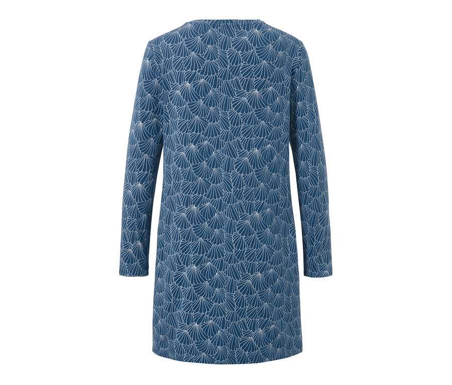 Chemise de nuit bleue avec imprimé intégral de coquillages.