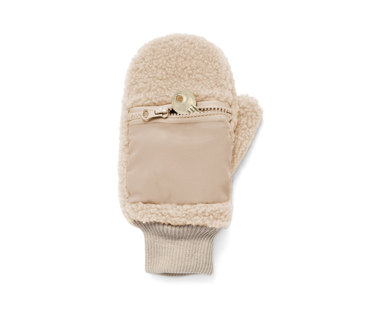Une moufle en teddy beige avec une poche zippée.