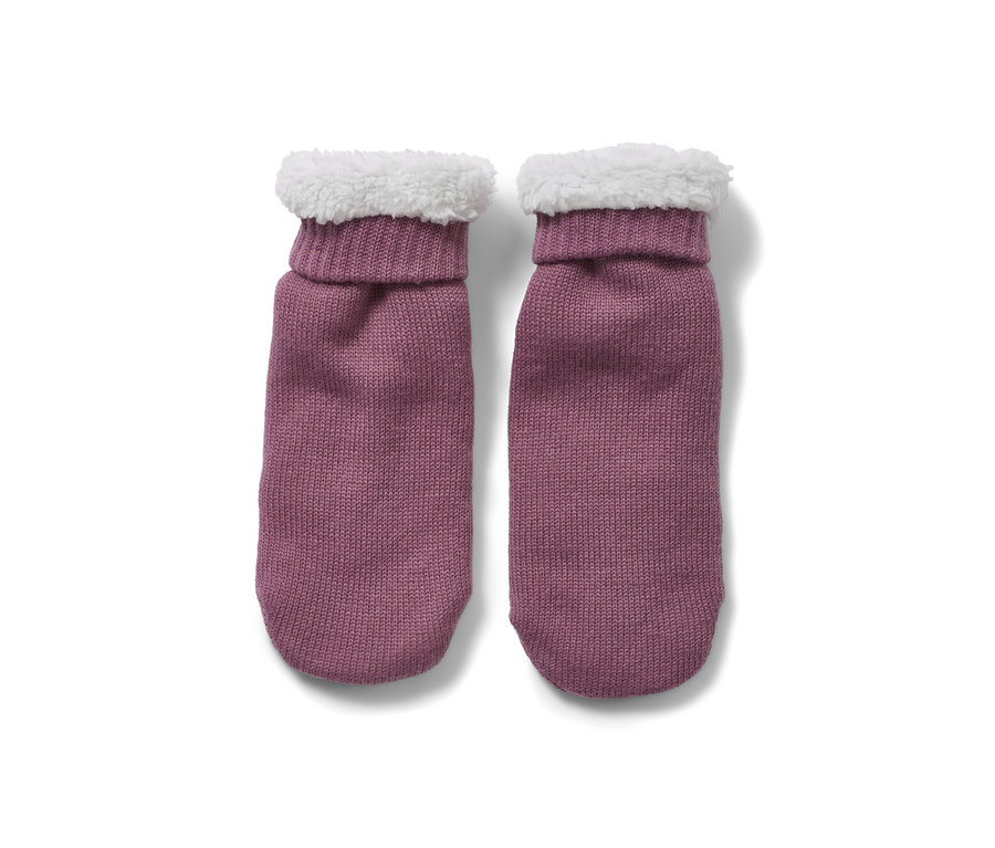 Deux paires de chaussons-chaussettes lilas avec de la fourrure blanche sur le dessus.