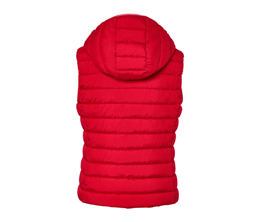 Gros plan sur un gilet sans manches matelassé rouge à capuche.