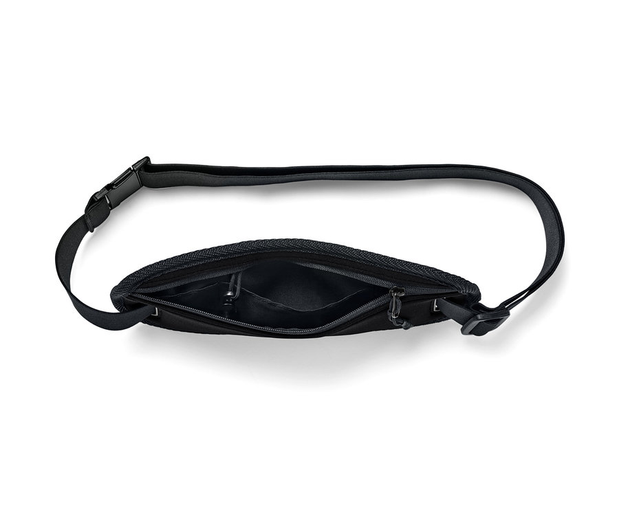 Ceinture de course noire pour smartphone avec poche ouverte sur fond blanc.