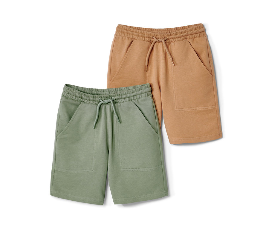 Deux shorts en sweat pour enfant, vert olive et marron, tous deux avec poches et cordon de serrage.