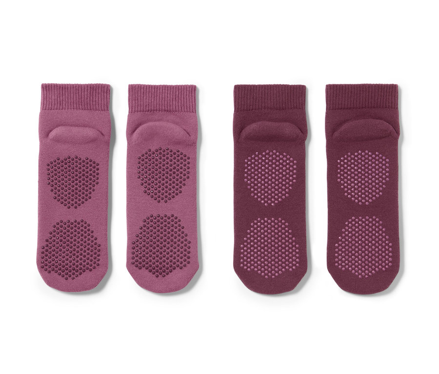 Deux paires de chaussettes de yoga violettes avec semelle antidérapante.