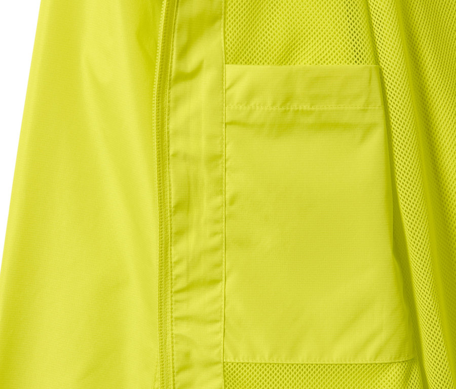 Gros plan sur une veste de pluie unisexe vert citron avec une poche de poitrine.