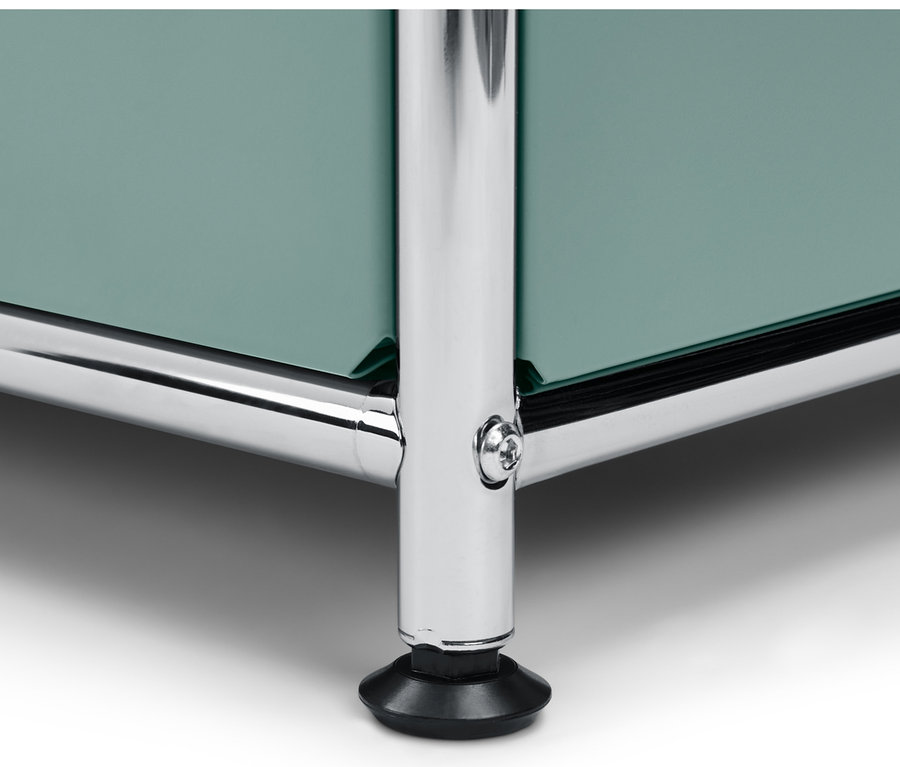 Gros plan d'un buffet « CN3 » avec 2 rabats amovibles, vert sauge, avec pieds chromés.