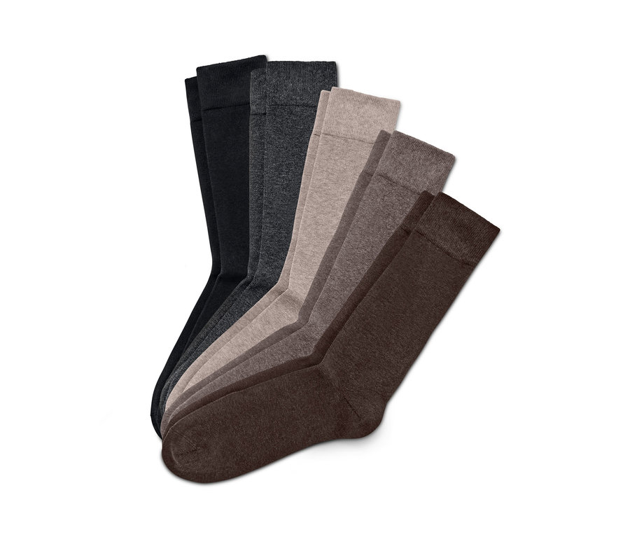 Cinq paires de chaussettes dans les tons noir, gris et marron sur fond blanc.