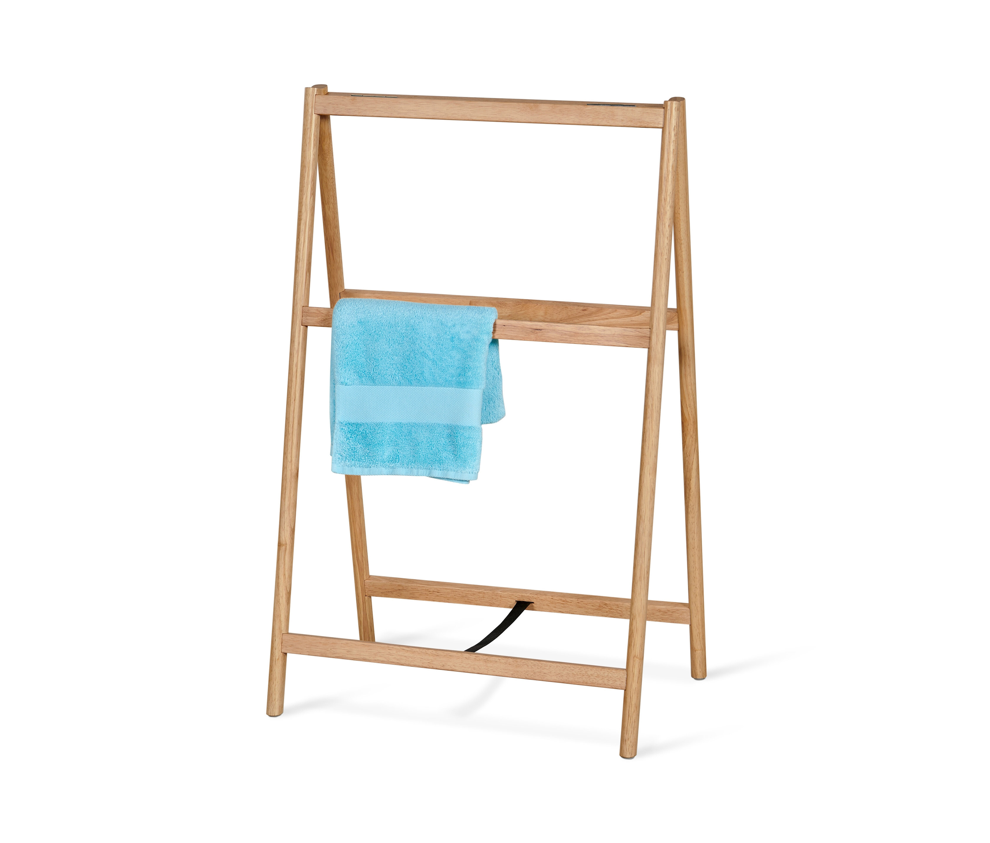 Une serviette bleu clair est suspendue à un sèche-serviettes en bois massif.