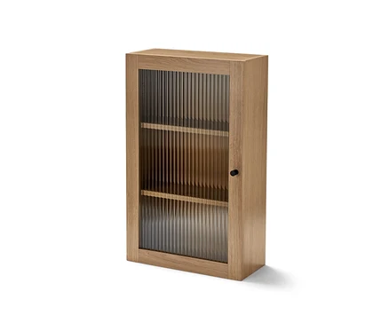 Armoire murale avec porte en verre strié.