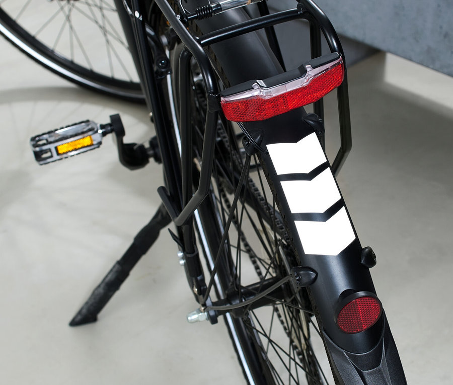 Gros plan sur la roue arrière d'un vélo avec 16 autocollants réfléchissants.
