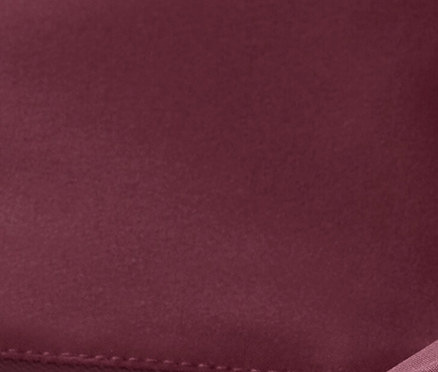 Vue détaillée de la veste de ski bordeaux à demi-fermeture éclair.