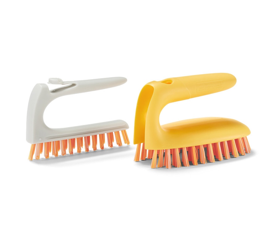 Deux brosses à sols et carrelage 2 en 1 : une grise et une jaune.