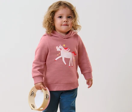 Un enfant tenant un tambourin porte un sweatshirt pour enfant avec motif en paillettes réversibles, licorne ou imprimé (taille 86/92).