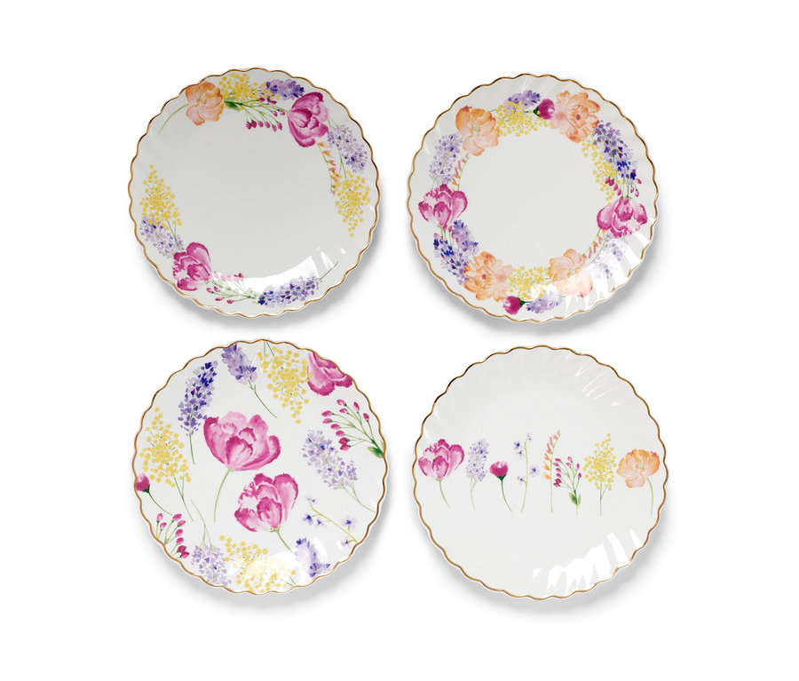 Quatre assiettes à dessert à décoration dorée brillante et motif floral.