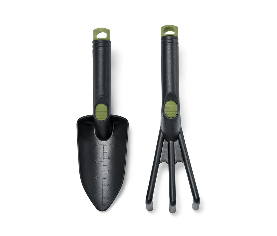 Kit d'outils de jardinage : pelle et râteau avec manche noir et détails verts.