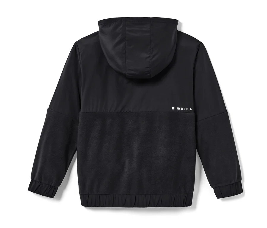 Gros plan sur l'arrière d'un sweat en polaire pour enfants.