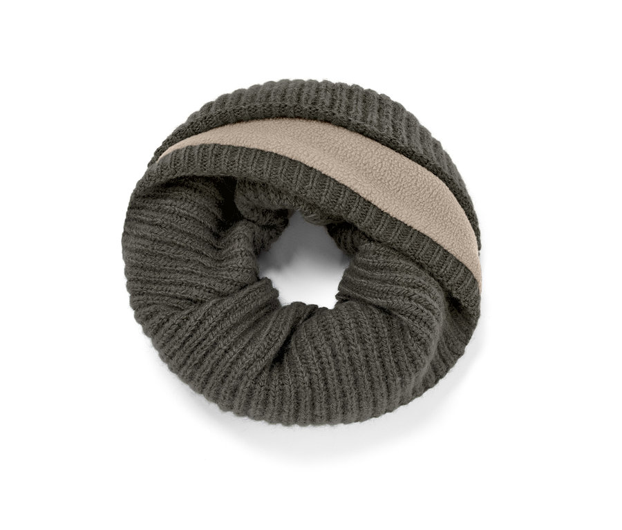 Écharpe tube en maille verte.