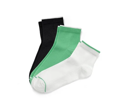 Trois paires de chaussettes : noires, vertes et blanches.