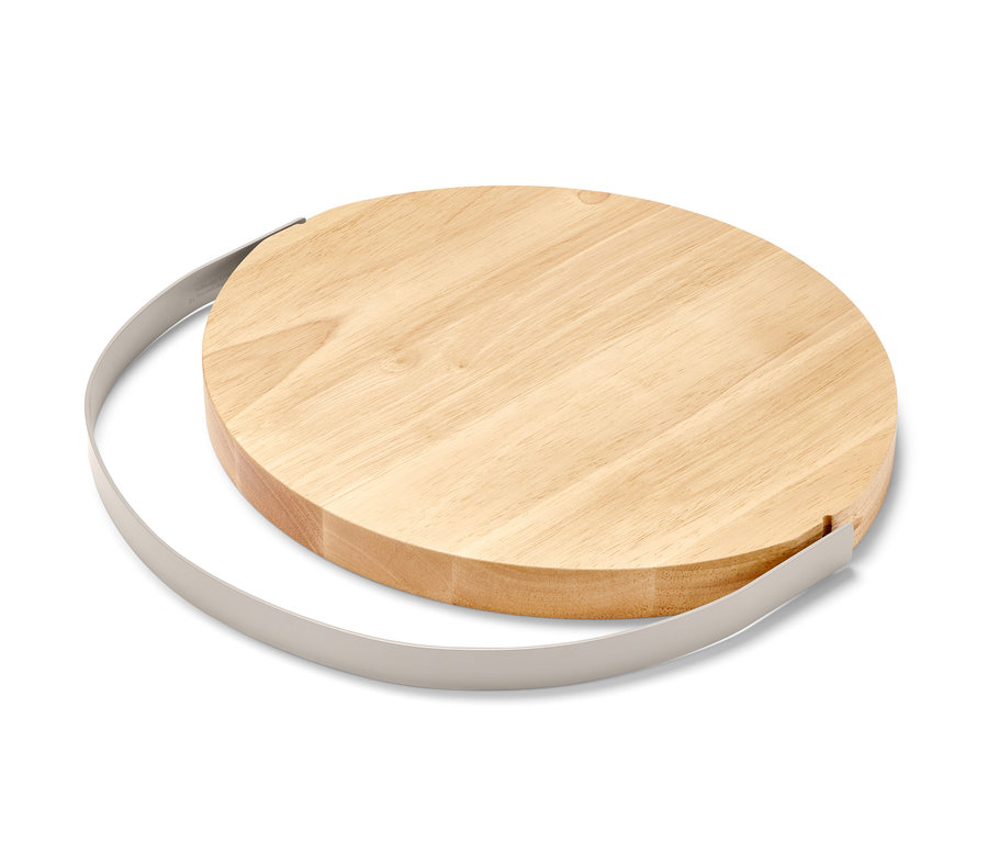 Une planche à découper ronde en bois avec une poignée en métal.