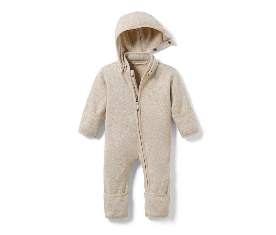 Combinaison en polaire tricotée beige pour bébé avec fermeture éclair et capuche.