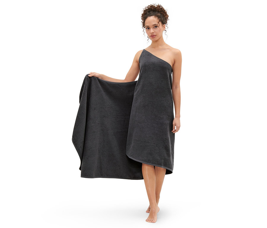 Femme posant en robe de bain anthracite.