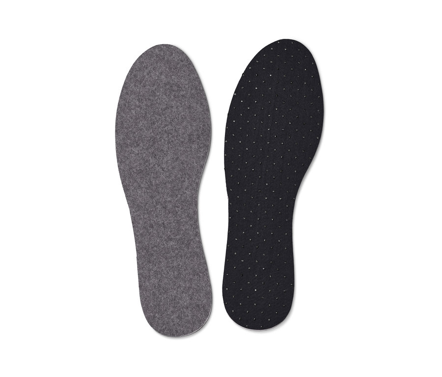 Une paire de semelles intérieures thermiques, une grise, une noire.