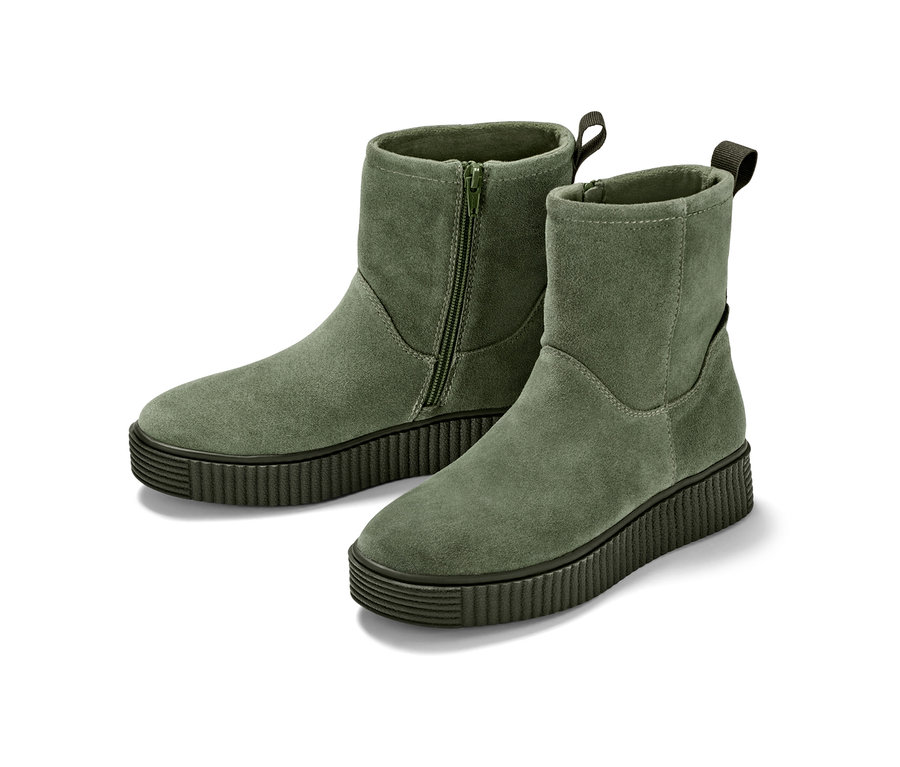 Deux bottines en cuir velours olive avec fermeture éclair et semelle plateforme.