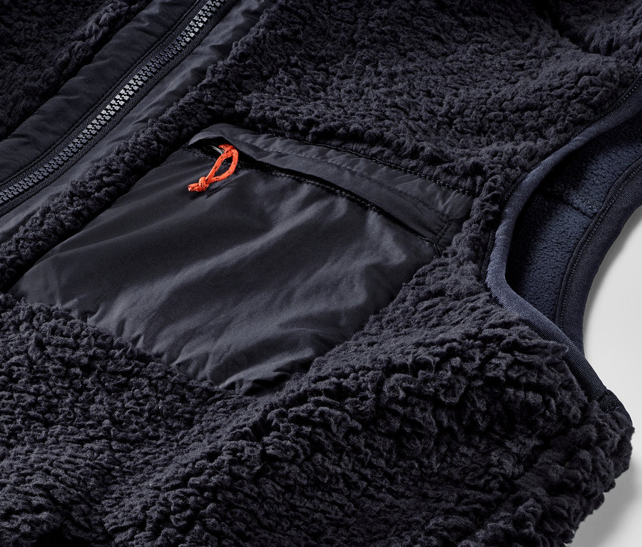 Gros plan sur un gilet sans manches en peluche teddy.