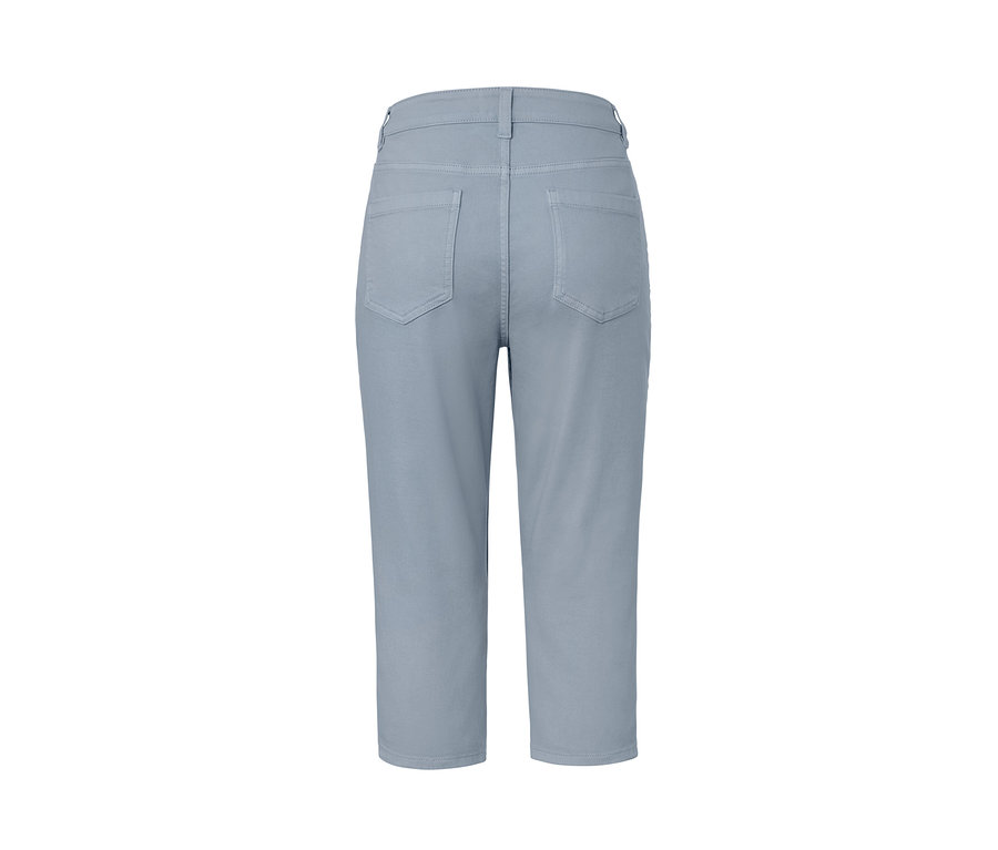 Vue détaillée de l'arrière d'un Denim Capri « Fit Mara » bleu clair.